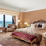Crowne Plaza By Ihg Hotell