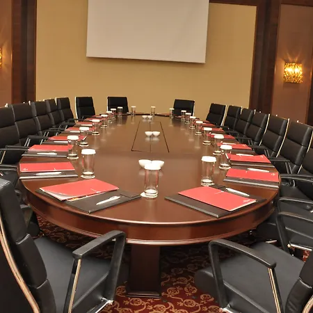 Crowne Plaza By Ihg מלון