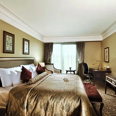 Crowne Plaza By Ihg Szálloda