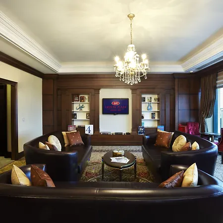 Crowne Plaza By Ihg Szálloda